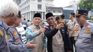 Uji coba pengaturan lalu lintas di kawasan Duplikasi Jembatan Kapuas I, Pontianak, Kalimantan Barat.