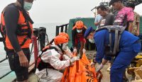 Tim SAR gabungan mengevakuasi ABK KM Karsa Setia di perairan Muara Jungkat, Kalimantan Barat.