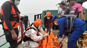 Tim SAR gabungan mengevakuasi ABK KM Karsa Setia di perairan Muara Jungkat, Kalimantan Barat.