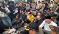 Gubernur Kalimantan Barat Ria Norsan menemui massa aksi di Pontianak