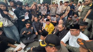 Gubernur Kalimantan Barat Ria Norsan menemui massa aksi di Pontianak