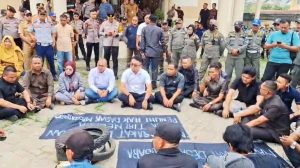 Warga Batu Ampar menggelar aksi damai di halaman Kantor DPRD Kabupaten Kubu Raya pada 26 Oktober 2026.