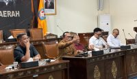 Bupati Kubu Raya Sujiwo menanggapi aspirasi warga Batu Ampar terkait tarif angkutan air, kelangkaan BBM, dan pemadaman listrik.