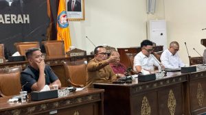 Bupati Kubu Raya Sujiwo menanggapi aspirasi warga Batu Ampar terkait tarif angkutan air, kelangkaan BBM, dan pemadaman listrik.