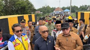Bupati Sujiwo meresmikan Jembatan Gantung Simpang Kanan di Kabupaten Kubu Raya, Kalimantan Barat.