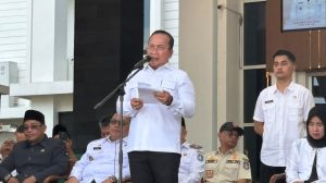 Bupati Sujiwo dalam upacara Hari Sumpah Pemuda ke-98 di Kabupaten Kubu Raya.