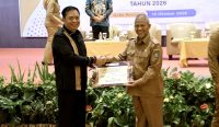Lasarus menyerahkan bantuan biaya umrah kepada perwakilan qori-qoriah Kubu Raya peraih emas MTQ Kalbar 2026.