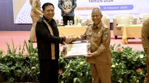 Lasarus menyerahkan bantuan biaya umrah kepada perwakilan qori-qoriah Kubu Raya peraih emas MTQ Kalbar 2026.