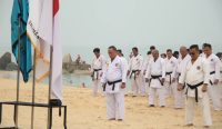 Krisantus Kurniawan menghadiri kegiatan penyematan sabuk hitam dan kenaikan tingkat karateka INKANAS di Singkawang.