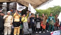 Gubernur Ria Norsan melepas peserta jalan santai Hari Jadi Pontianak ke-255 di Jalan Diponegoro