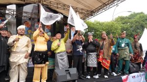 Gubernur Ria Norsan melepas peserta jalan santai Hari Jadi Pontianak ke-255 di Jalan Diponegoro